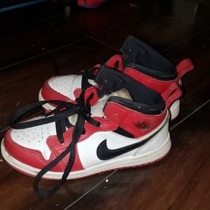 Jordan 1 se white heels